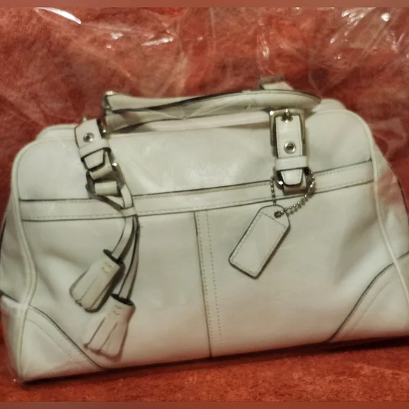 A Coach Hamptons satchel  serial number B0751-F08AD5 - Picture 4 of 15